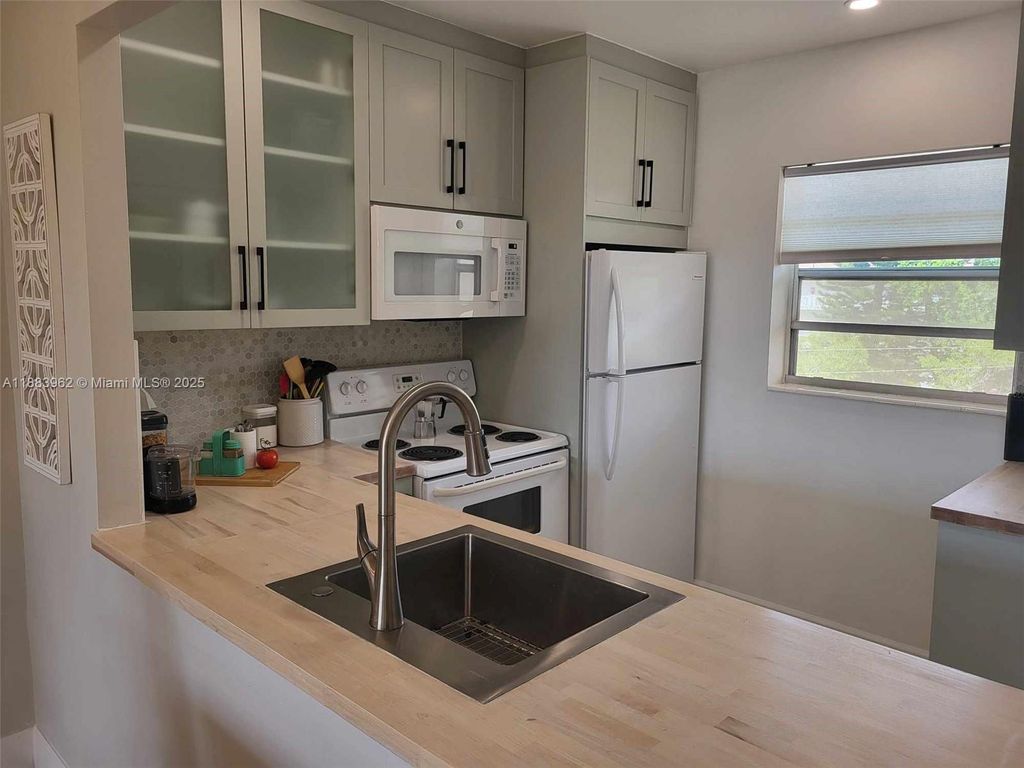 Photo of 4700 NW 35th St #610, Lauderdale Lakes, FL 33319 (MLS # A11883962)