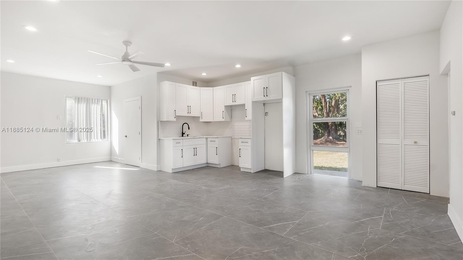 COUNTRY CORNERS - Residential