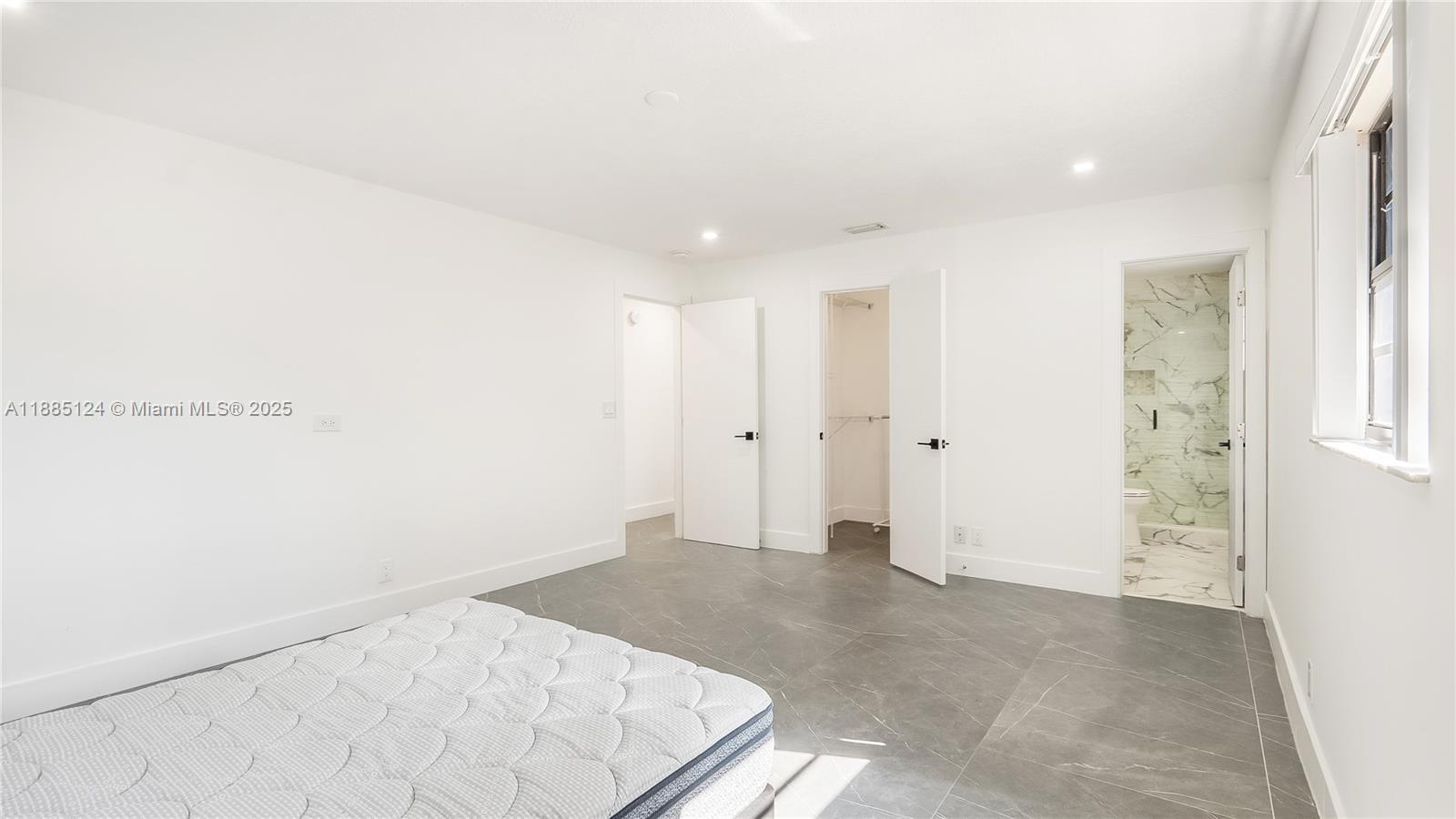 COUNTRY CORNERS - Residential