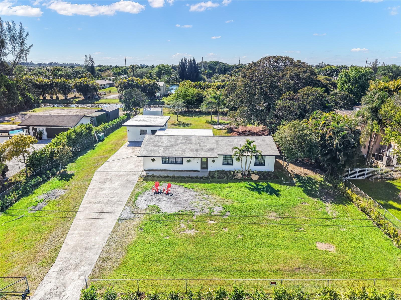 COUNTRY CORNERS - Residential