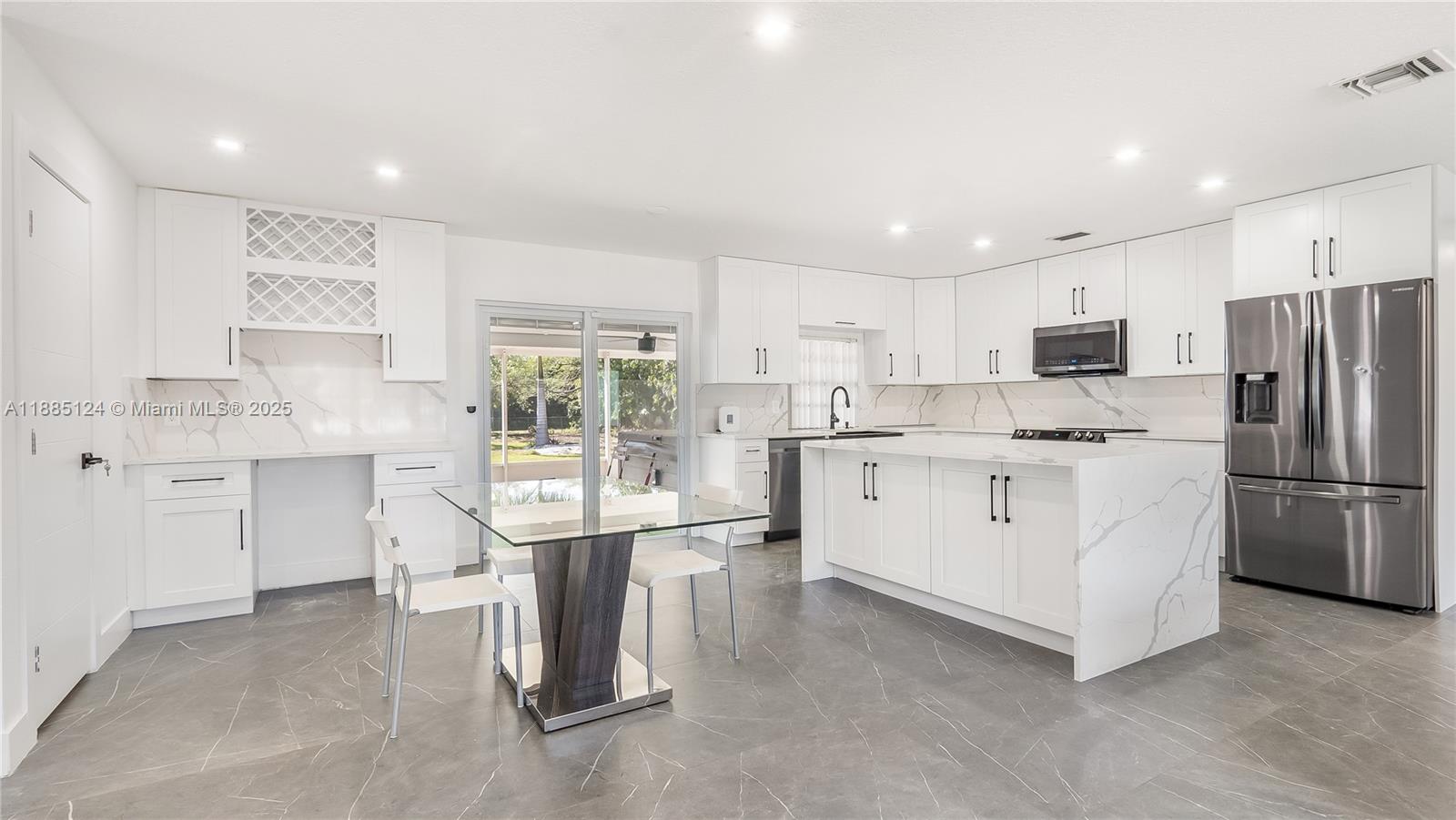 COUNTRY CORNERS - Residential