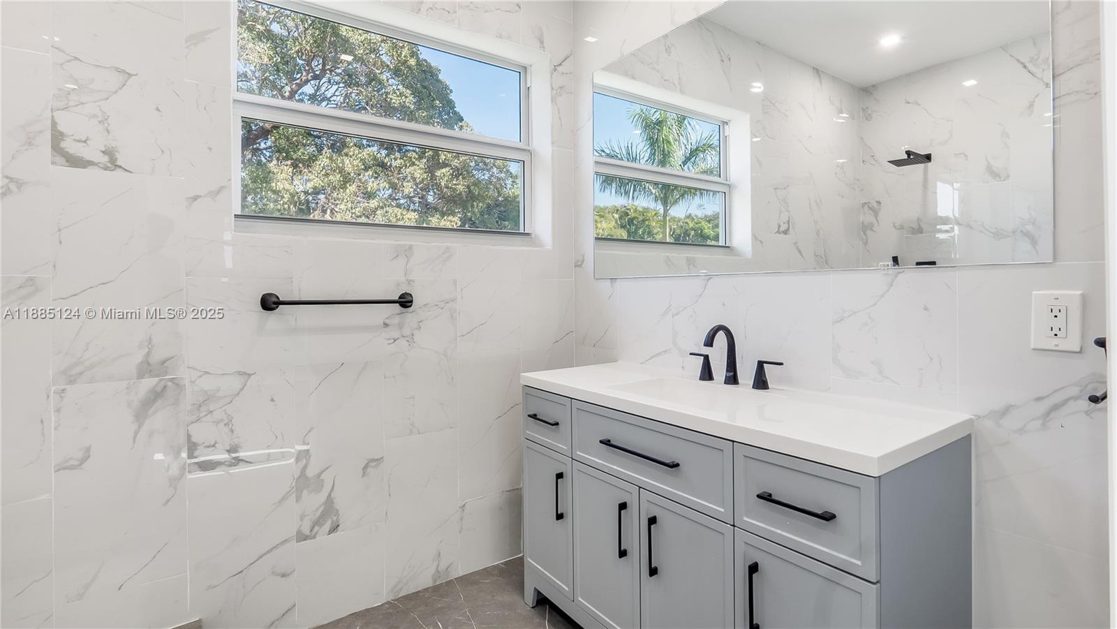 COUNTRY CORNERS - Residential