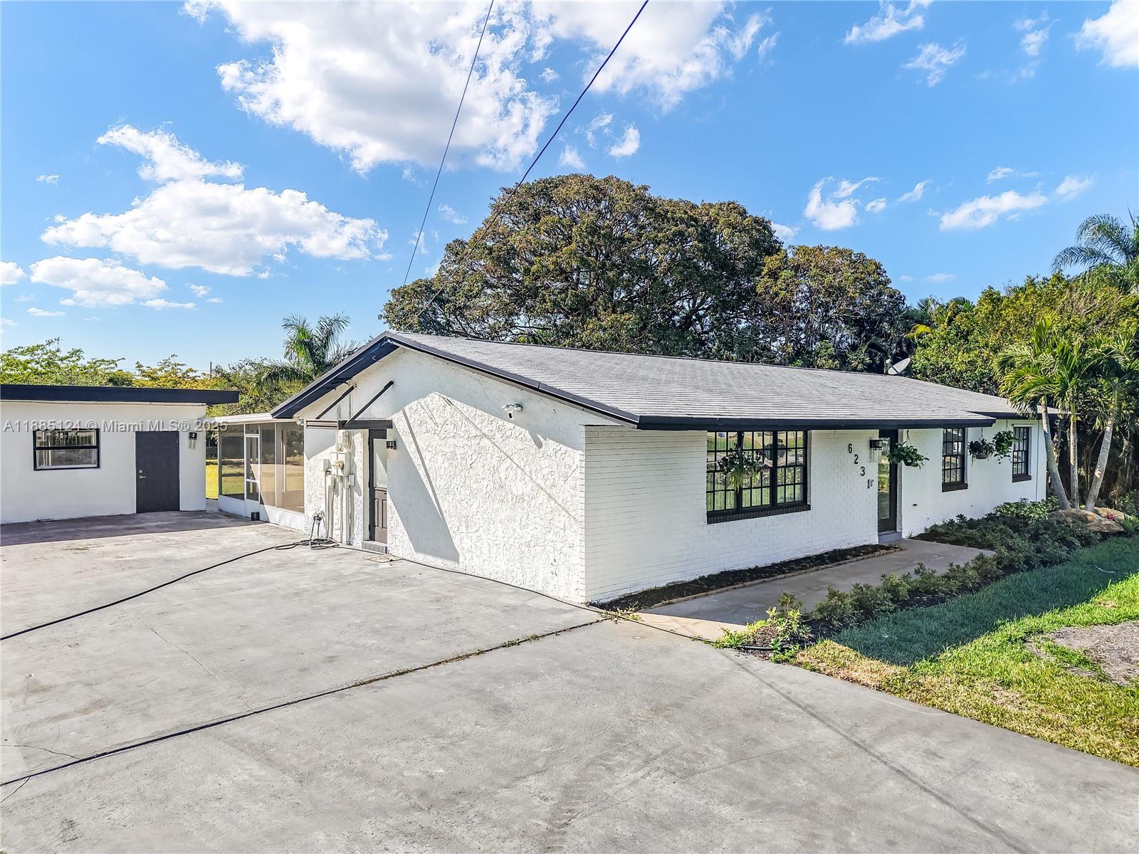 COUNTRY CORNERS - Residential