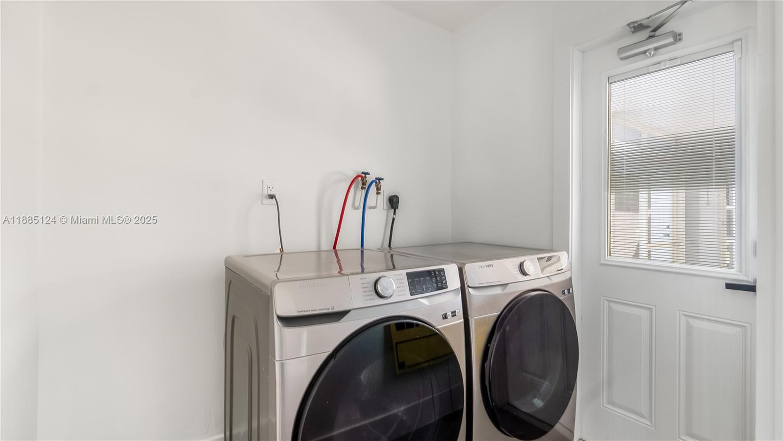 COUNTRY CORNERS - Residential