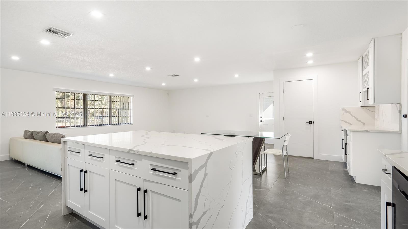 COUNTRY CORNERS - Residential