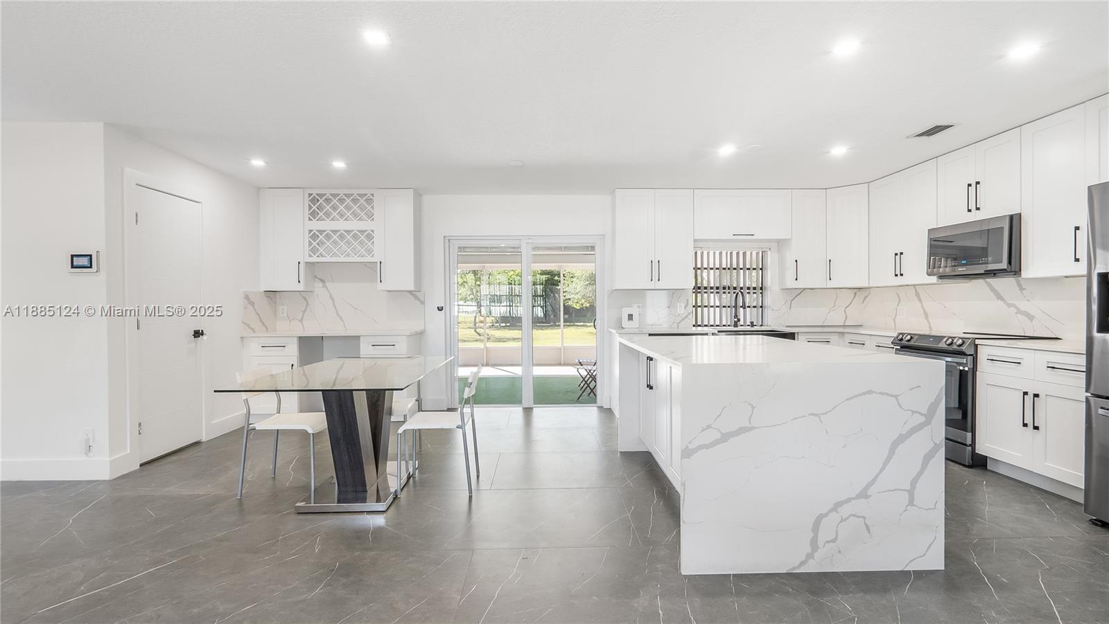 COUNTRY CORNERS - Residential