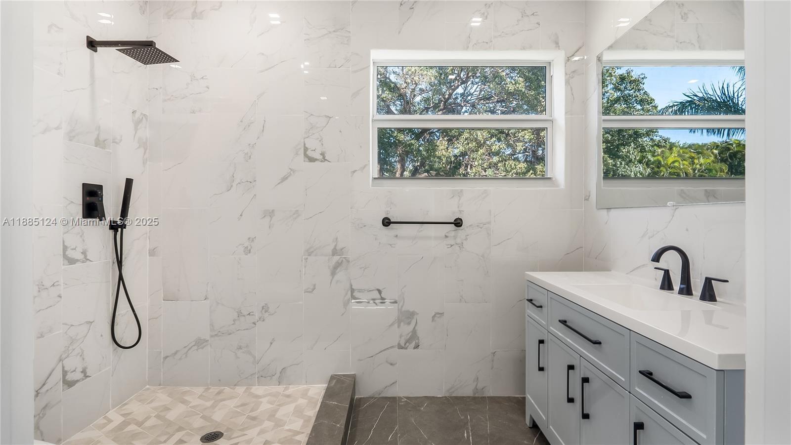 COUNTRY CORNERS - Residential