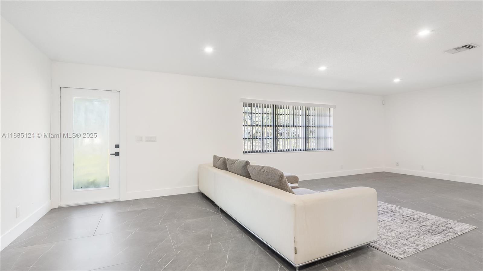 COUNTRY CORNERS - Residential