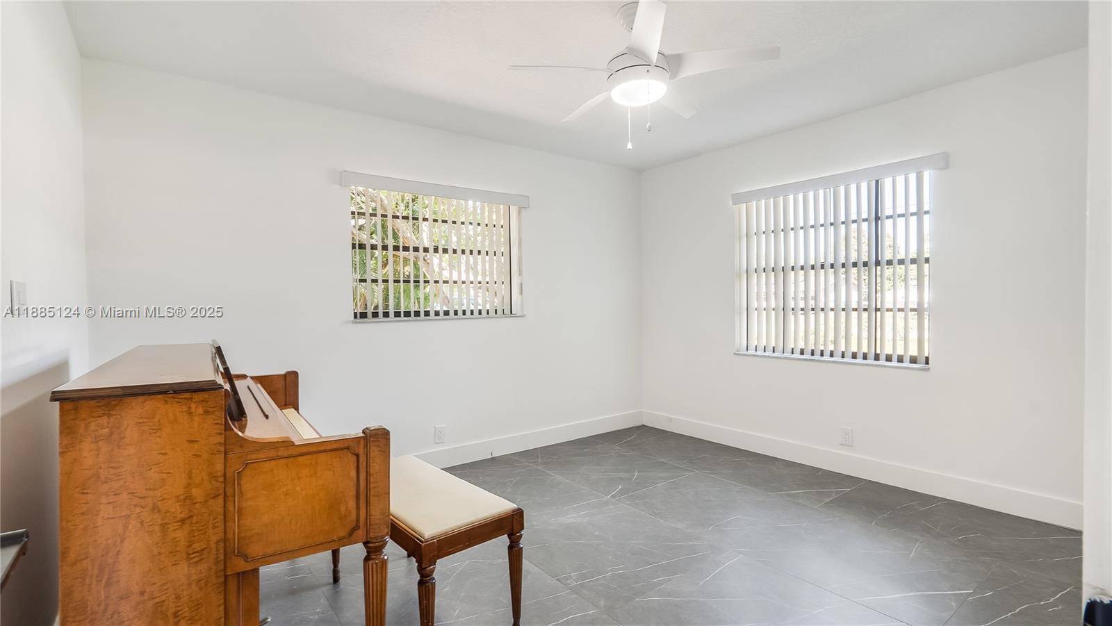 COUNTRY CORNERS - Residential