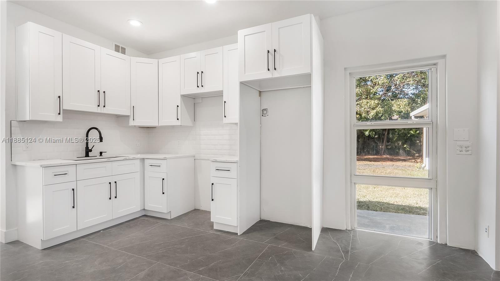 COUNTRY CORNERS - Residential