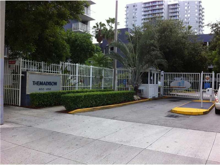 GREAT CONDO IN THE CENTER OF IT ALL! VERY SECURED BLDG WITH MAN GUARDED ENTRY.   GARAGE PARKING, LOTS OF AMENITIES WITH A YOUNG VIBE & ATMOSPHERE, 3 BLKS FROM   AMERICAN AIRLINES ARENA, BAYSIDE & BAYFRONT PARK AND THE NEWLY DEVELOPED JORGE   PEREZ MUSEUM.  5 MINUTES FROM BRICKELL AND 10 MINUTES FROM SOUTH BEACH.