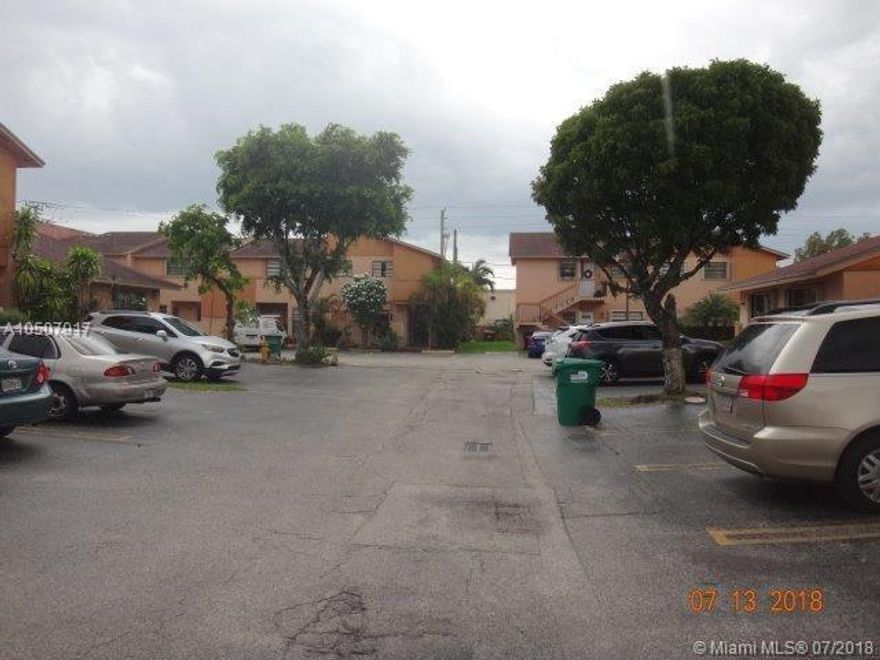 A spacious 2 bedroom 2bath Super centrally located one story condo with a private fenced-in rear yard.  Within walking distance to bus stop and shops.  Great unit for a motivated buyer.