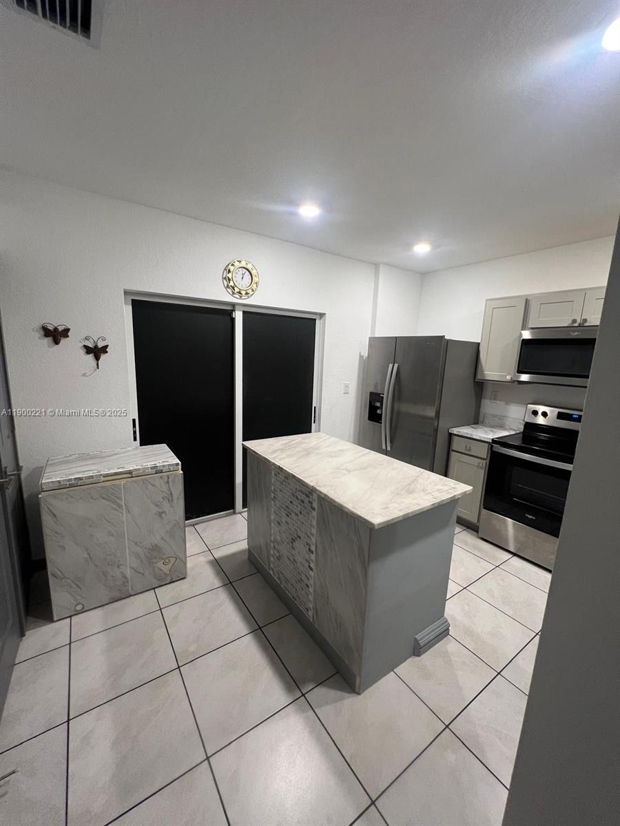 Stunning townhouse in Florida City's thriving area. This property boasts 2 designated parking spots and features 2 bedrooms, 2.5 bathrooms in fee simple ownership. Plus, the seller will cover the cost of solar panels at closing, saving you money on electricity. To schedule a viewing, call or text .