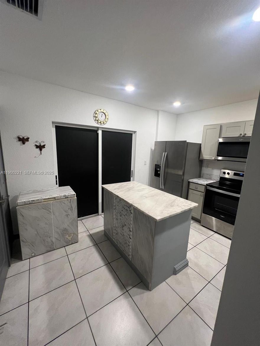 Owner Motivated: Florida City Townhouse Opportunity! 2 beds/2.5 baths/2 parking spots. Seller covers solar panel costs at closing! Features include soft water system, 7-filter alkaline water filter, deck terrace, and solar panels.
