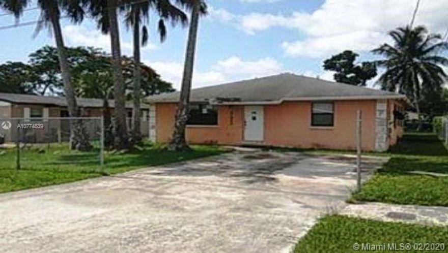 Great investment opportunity with this home. This home has 3 bedrooms 2
bathrooms, fenced in backyard, tile flooring throughout and more. Come see what
you can achieve here