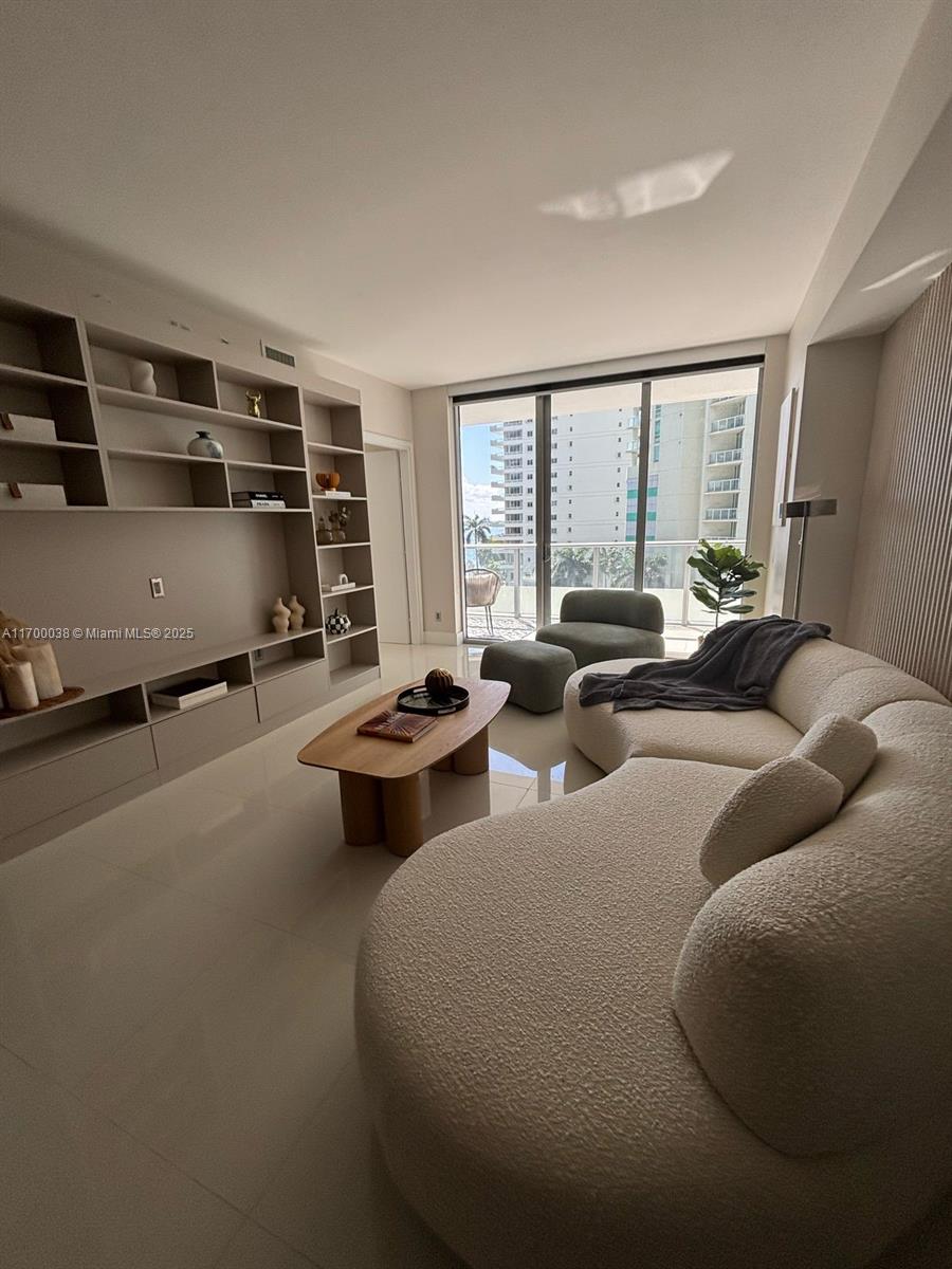 1300 Brickell Bay Dr 604, Miami, Broward County, Florida - 1 Bedrooms  
2 Bathrooms - 
