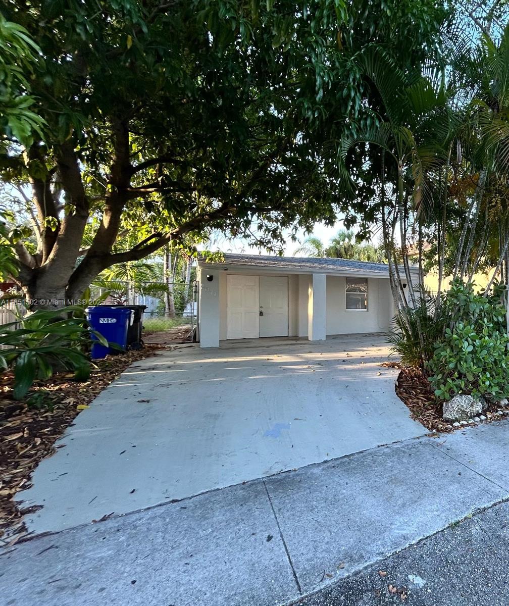 Beautiful 2 bedrooms / 1 bathroom house in the North Miami Beach area. Great location close to Aventura mall, 5 minutes from the beach, I-95, 826, turnpike, and in between MIA and FLL airports. The property has ceramic tiles, pool, and Stanley steel appliances.