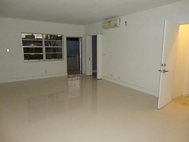FRONT OF BUILDING, CORNER UNIT WITH ALOT OF LIGHT. COMPLETELY RENOVATED, BEAUTIFUL UNIT. EXCELLENT LOCATION.