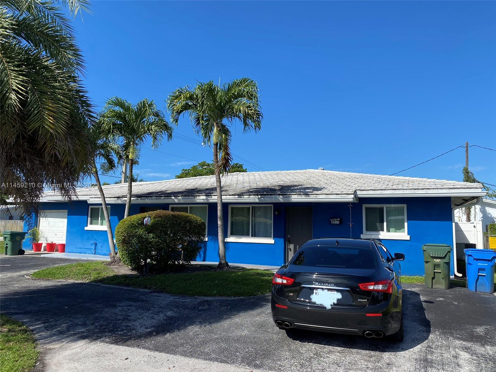 Beautiful 2 bed/1 bath unit in a prime location. Conveniently close to grocery stores, entertainment, gyms, restaurants and much more. Very well kept unit. Unit comes with a washer and dryer!