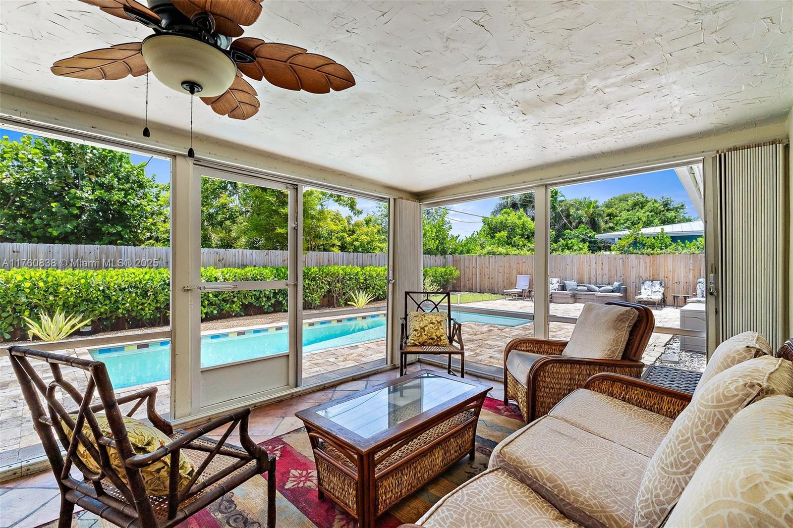 FABULOUS 3 BEDROOM, TWO BATH POOL HOME IN A GREAT LOCATION. WALK TO THE SHOPS AND RESTAURANTS OF TEQUESTA OR BIKE TO THE BEACH. GREAT RENTAL INCOME,