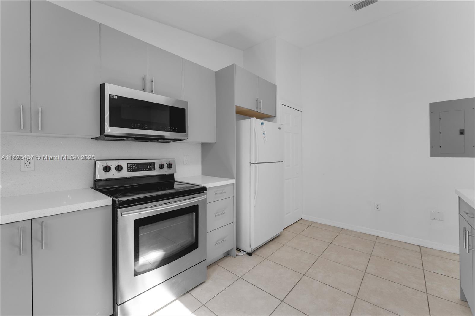 THE COURTS AT BAYSHORE II - Residential Lease