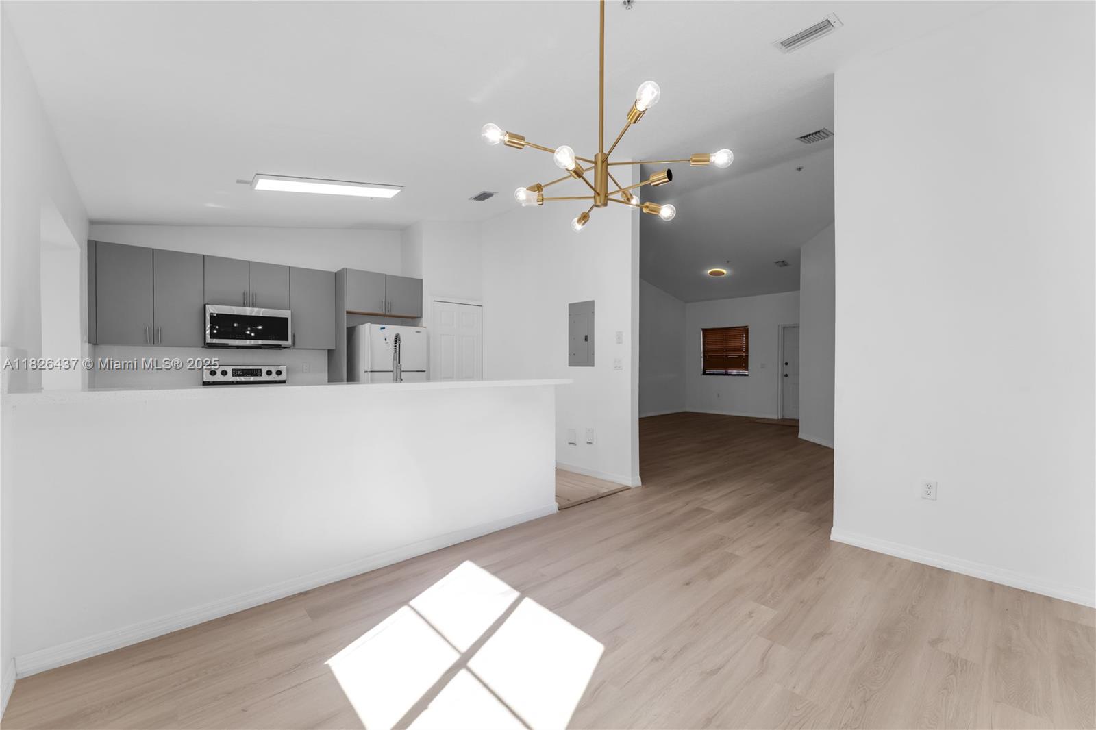 THE COURTS AT BAYSHORE II - Residential Lease