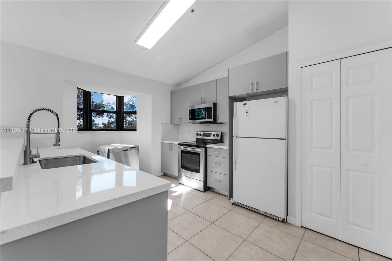 THE COURTS AT BAYSHORE II - Residential Lease