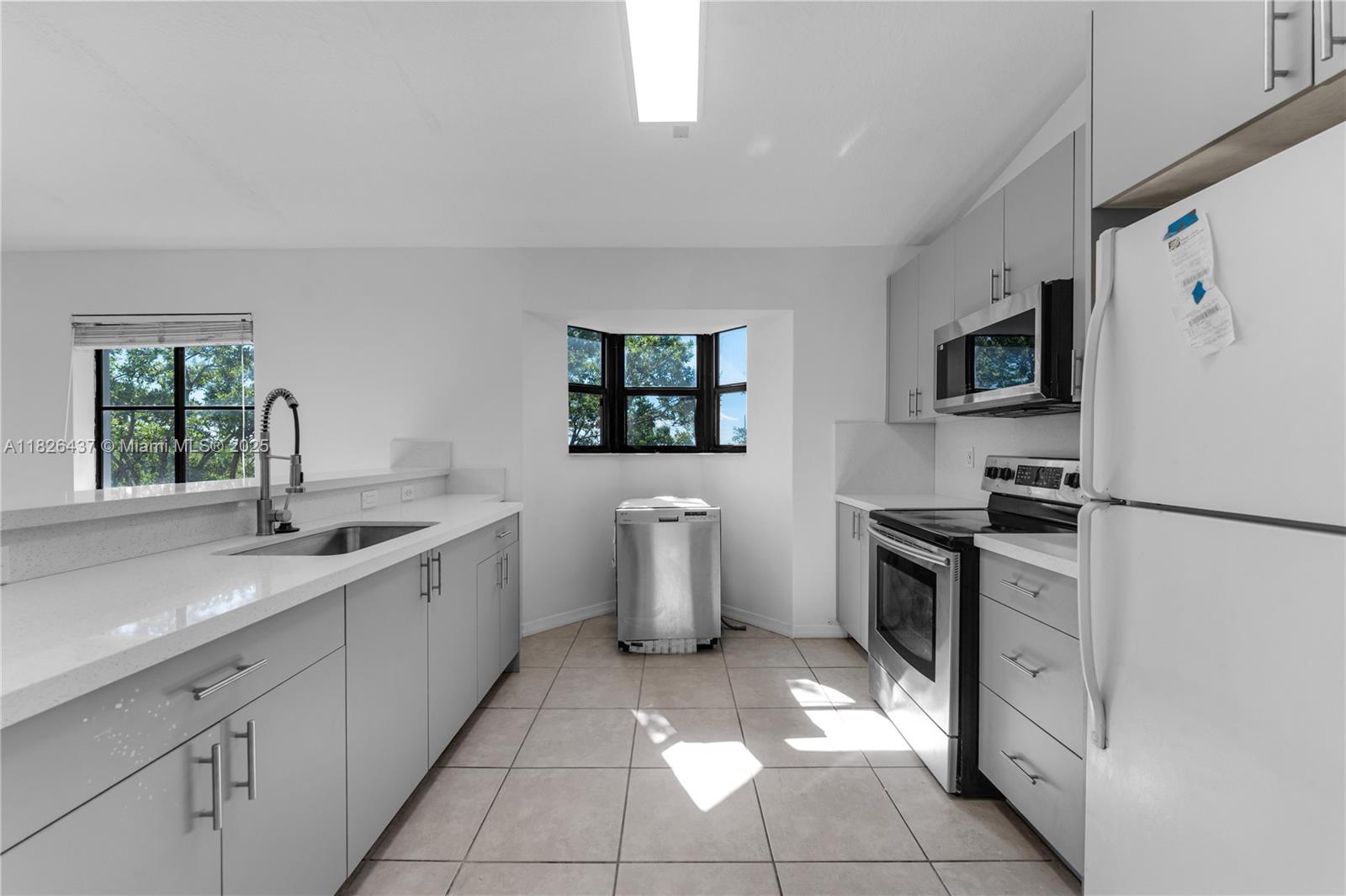 THE COURTS AT BAYSHORE II - Residential Lease