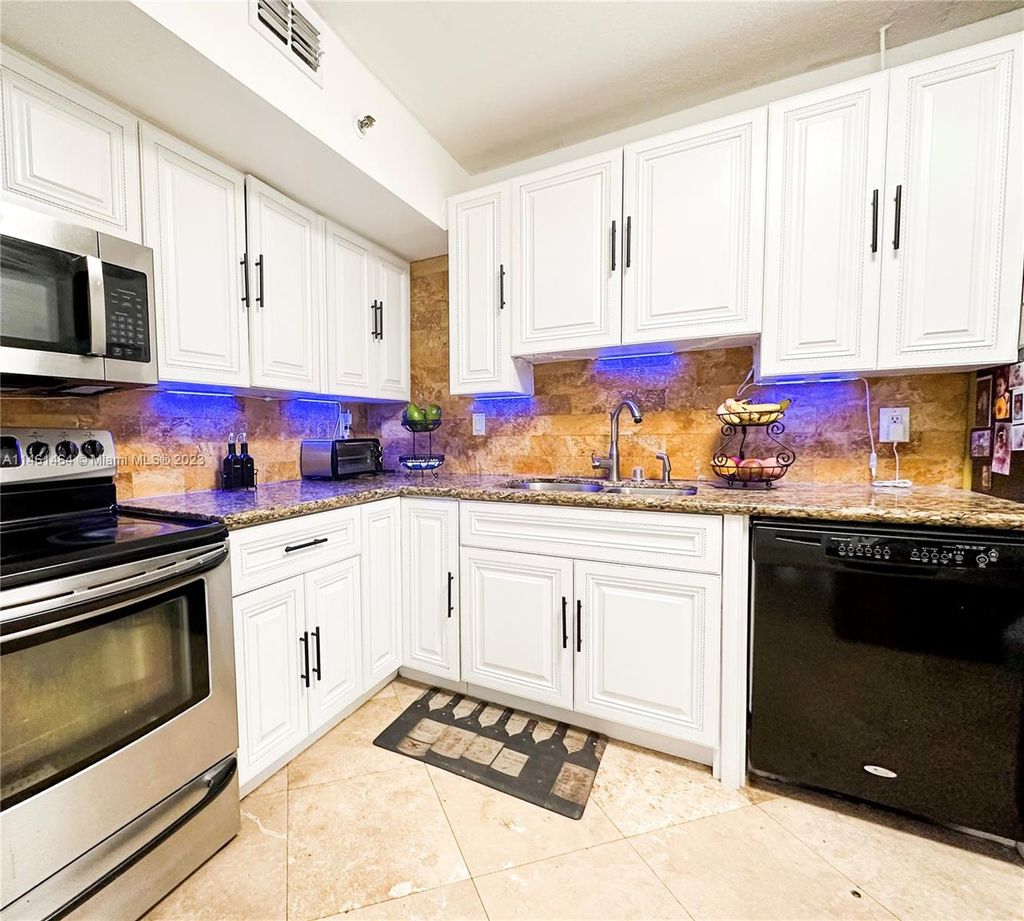 Photo of 901 Hillcrest Dr #602, Hollywood, FL 33021 (MLS # A11461464)