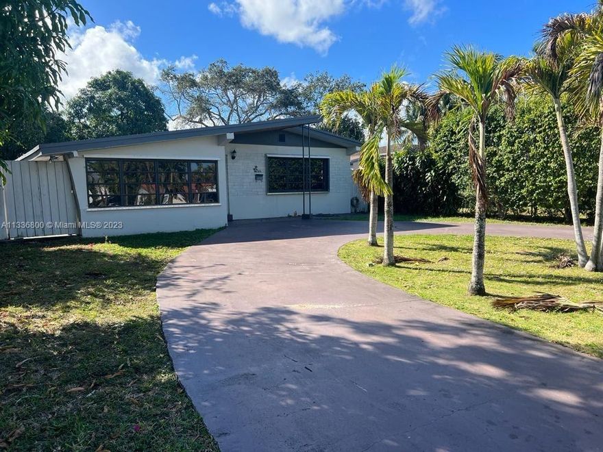 "HOME SWEET HOME" 3/2 Cozy house in the heart of North Miami Beach with a large yard, where you can park a boat up to 20 feet, or simply have the peace of mind that your children have a spacious and safe place to play.
new central A/C unit, close to Skylake shopping, Aventura Mall, Houses of worship, Palmetto Expressway, I-95, Turnpike, 10 minutes away of Sunny Isles Beach. Easy to show.