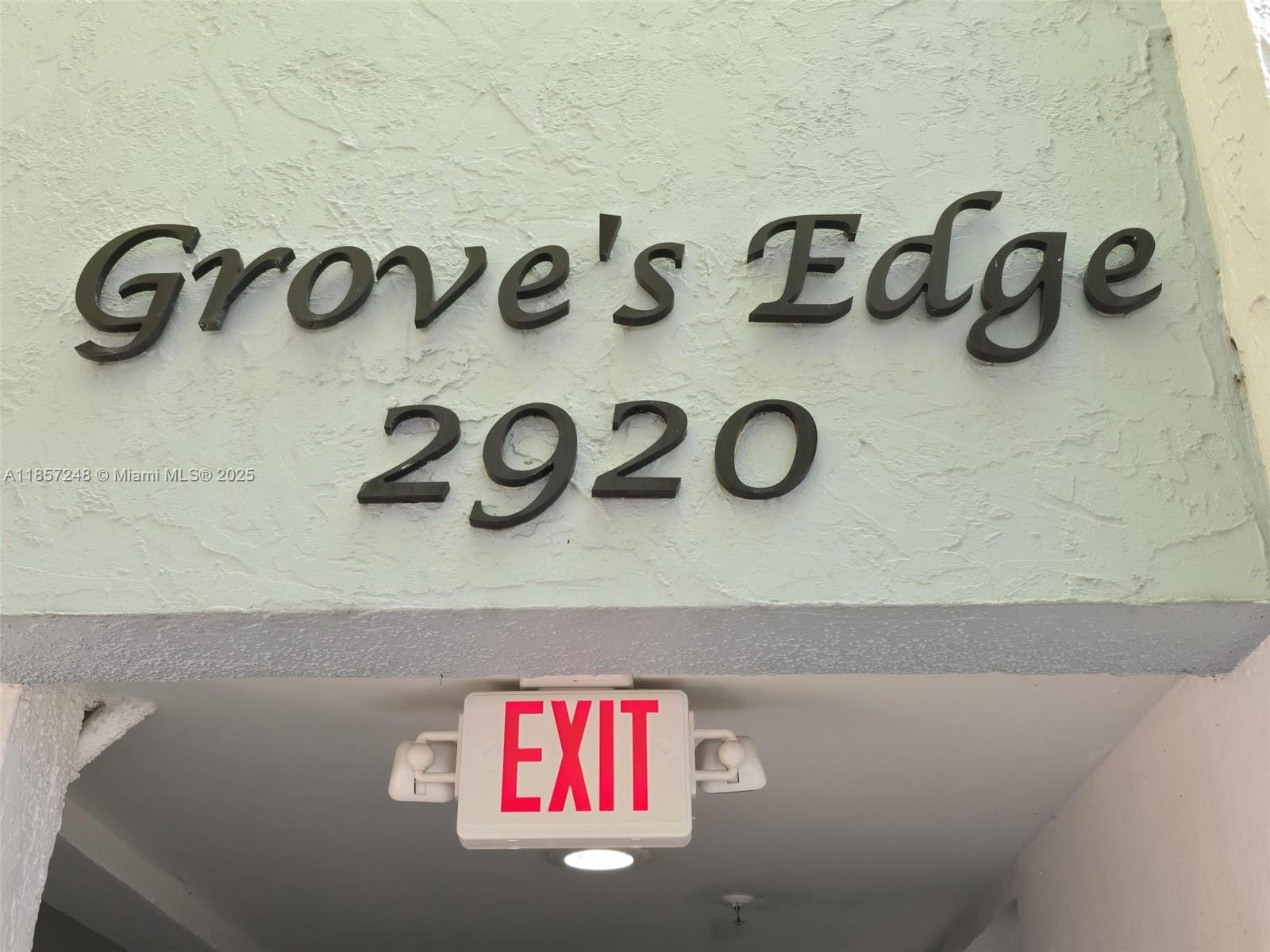 1 Bedroom & 1 Bathroom, LOCATION, LOCATION, LOCATION! Right in the heart of Coconut Grove. Us1 and 27th Av, next to Brickell, Coral Gables, cozy apartment in gated building.