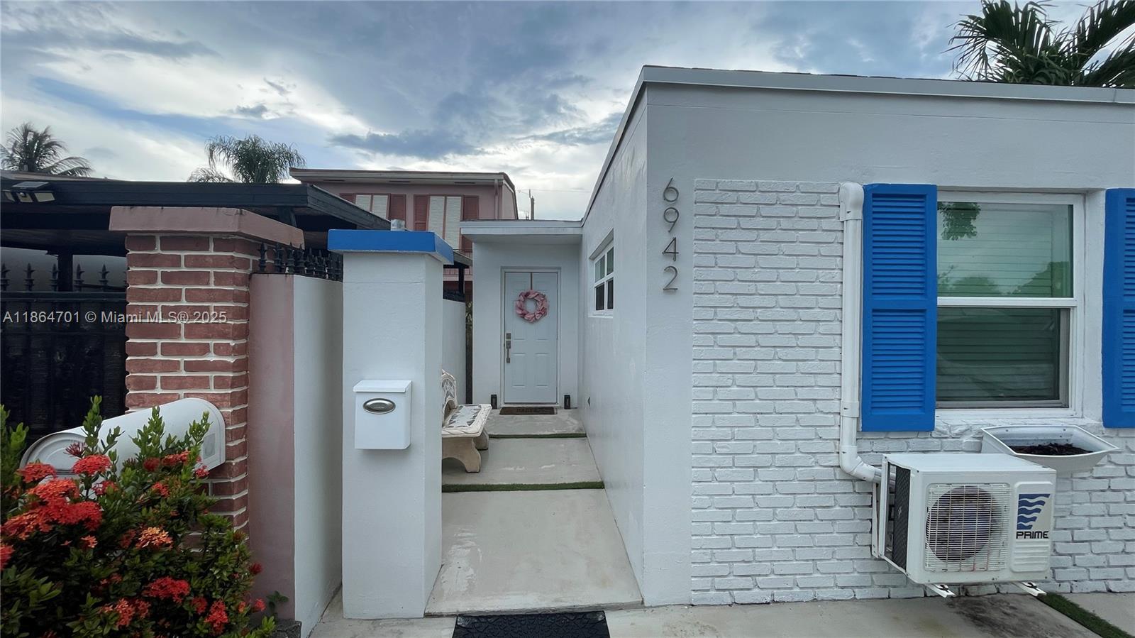 Discover comfort and convenience in this cozy 1-bedroom, 1-bathroom renovated Single Family Residence, featuring lake views, open porch and two parking spaces. Situated in a central location with easy access to schools, shopping centers, dining and public transportation. Don't miss this opportunity. Schedule your showing today!