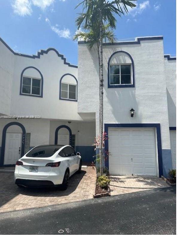 Spacious 3BR 2 & 1/2 Bath Townhouse. Centrally located. close to Beaches.