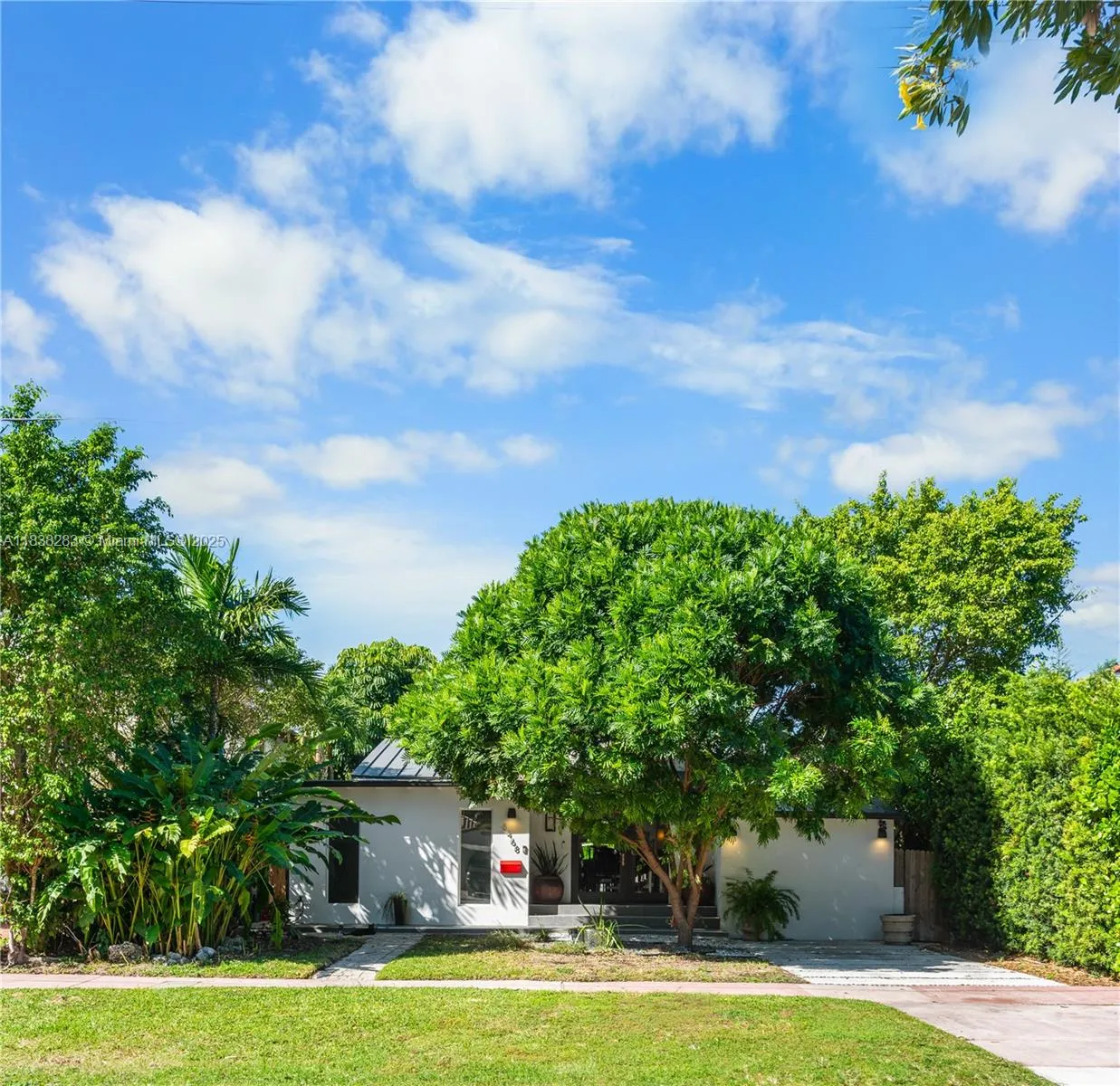 Miami Beach, Florida 33140, United States, 3 Bedrooms Bedrooms, ,3 BathroomsBathrooms,Residential,Active,169777