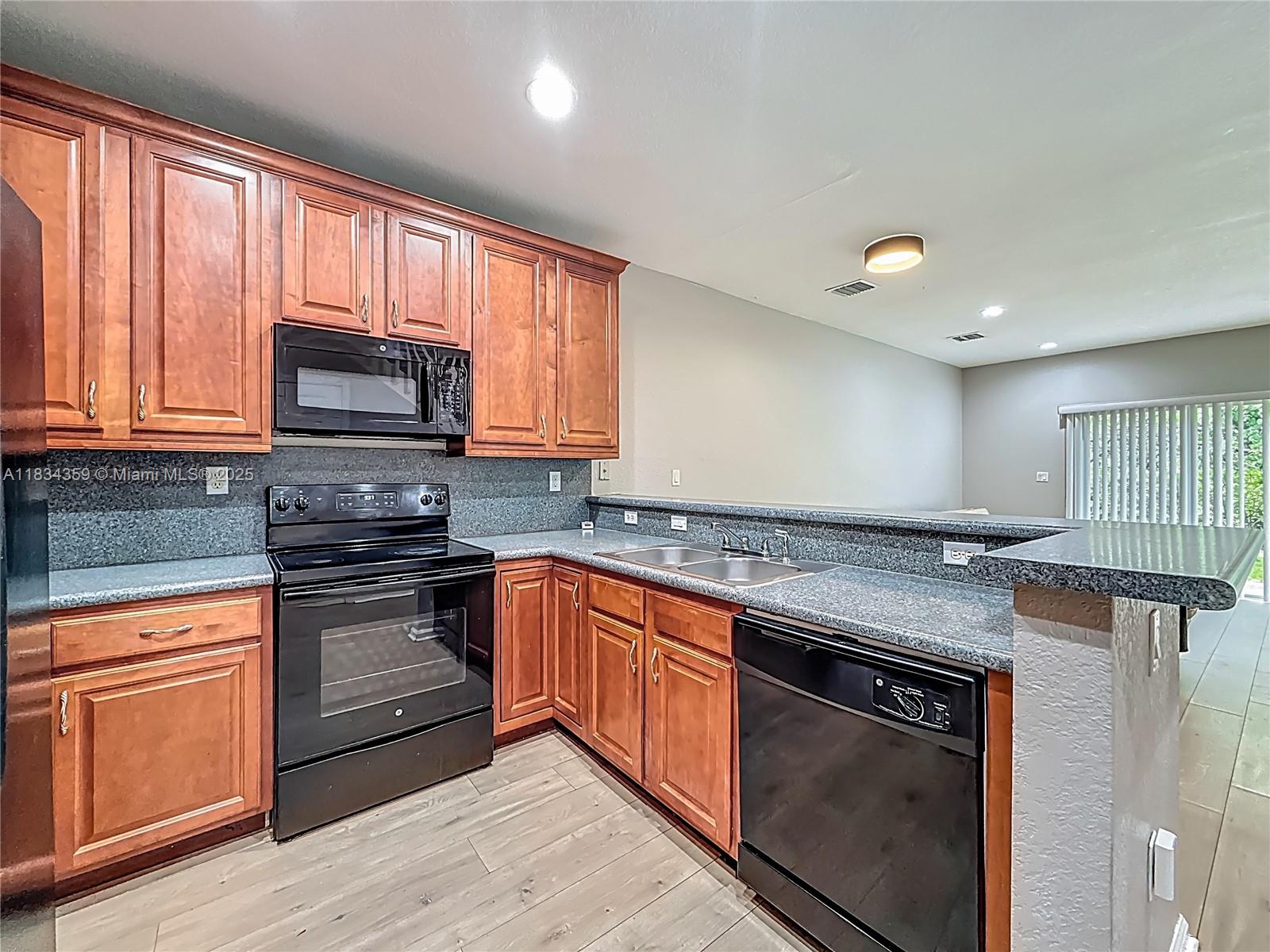 OAKLAND LAKES - Residential Lease