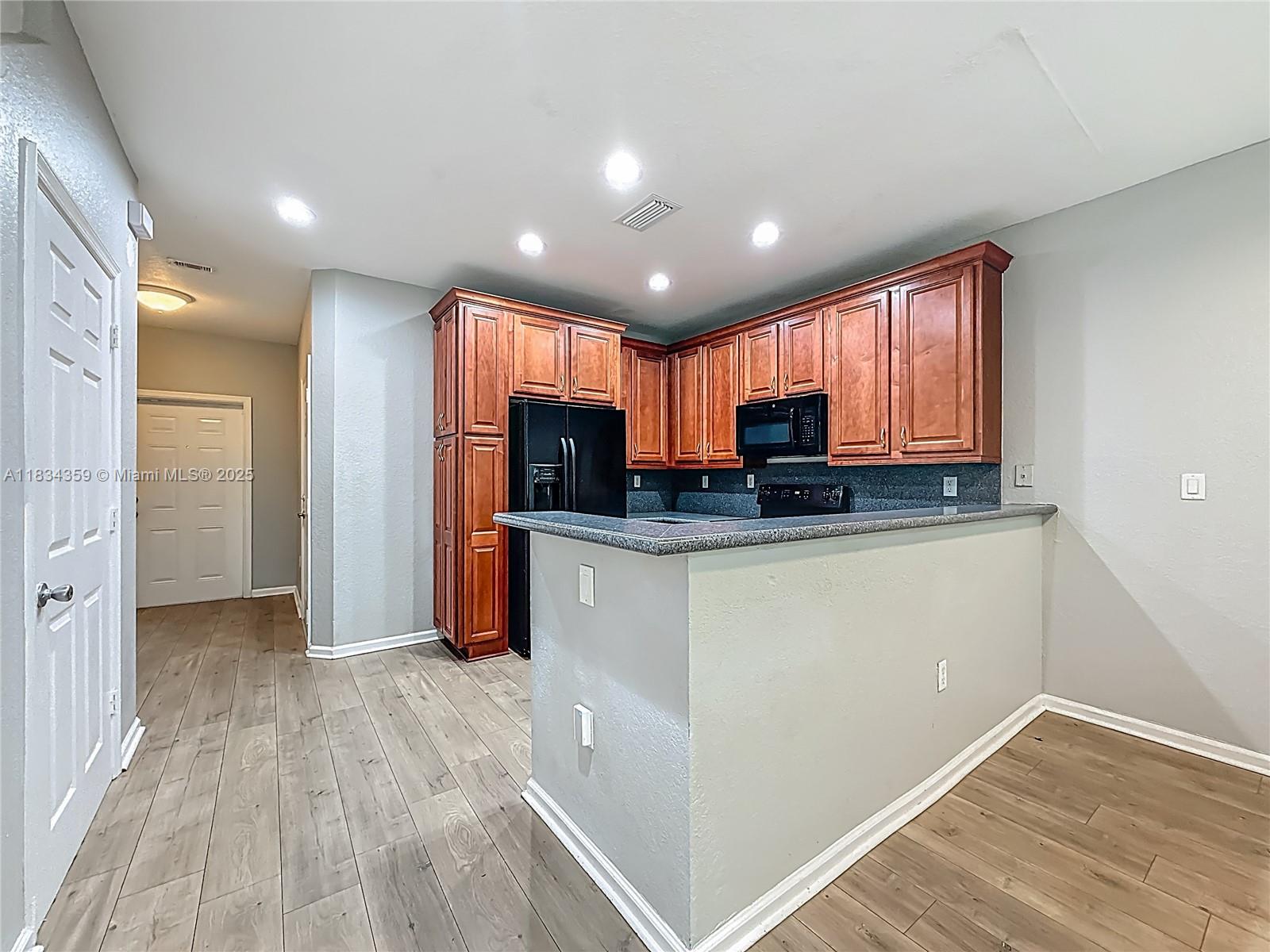 OAKLAND LAKES - Residential Lease