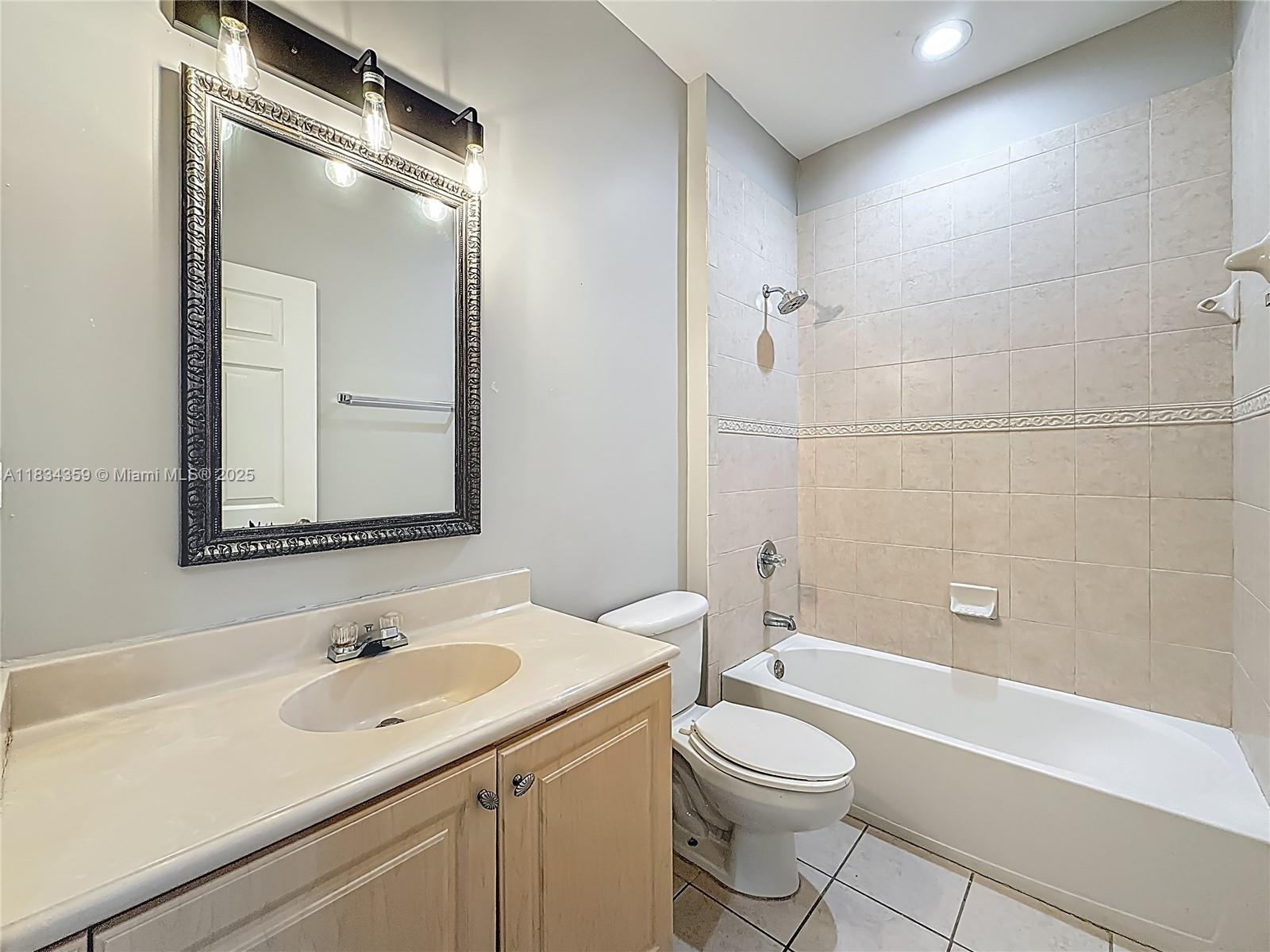 OAKLAND LAKES - Residential Lease