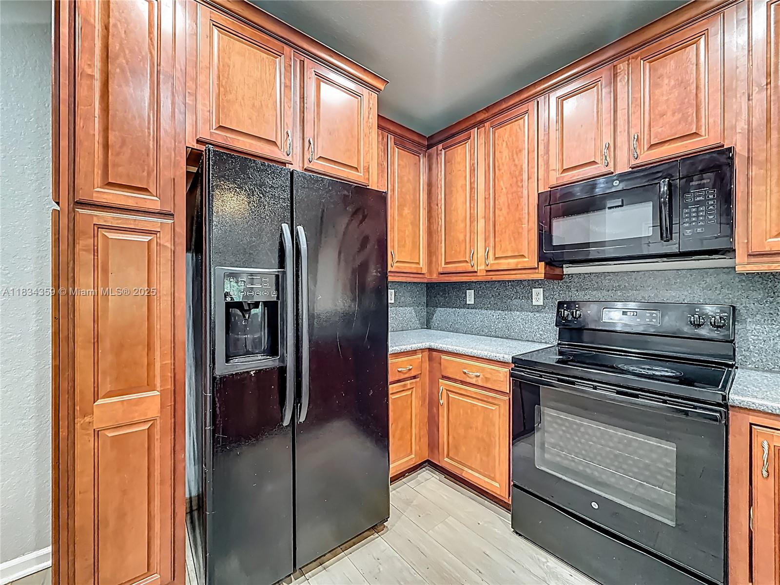 OAKLAND LAKES - Residential Lease