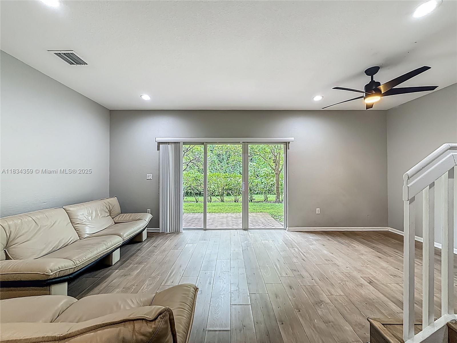 OAKLAND LAKES - Residential Lease