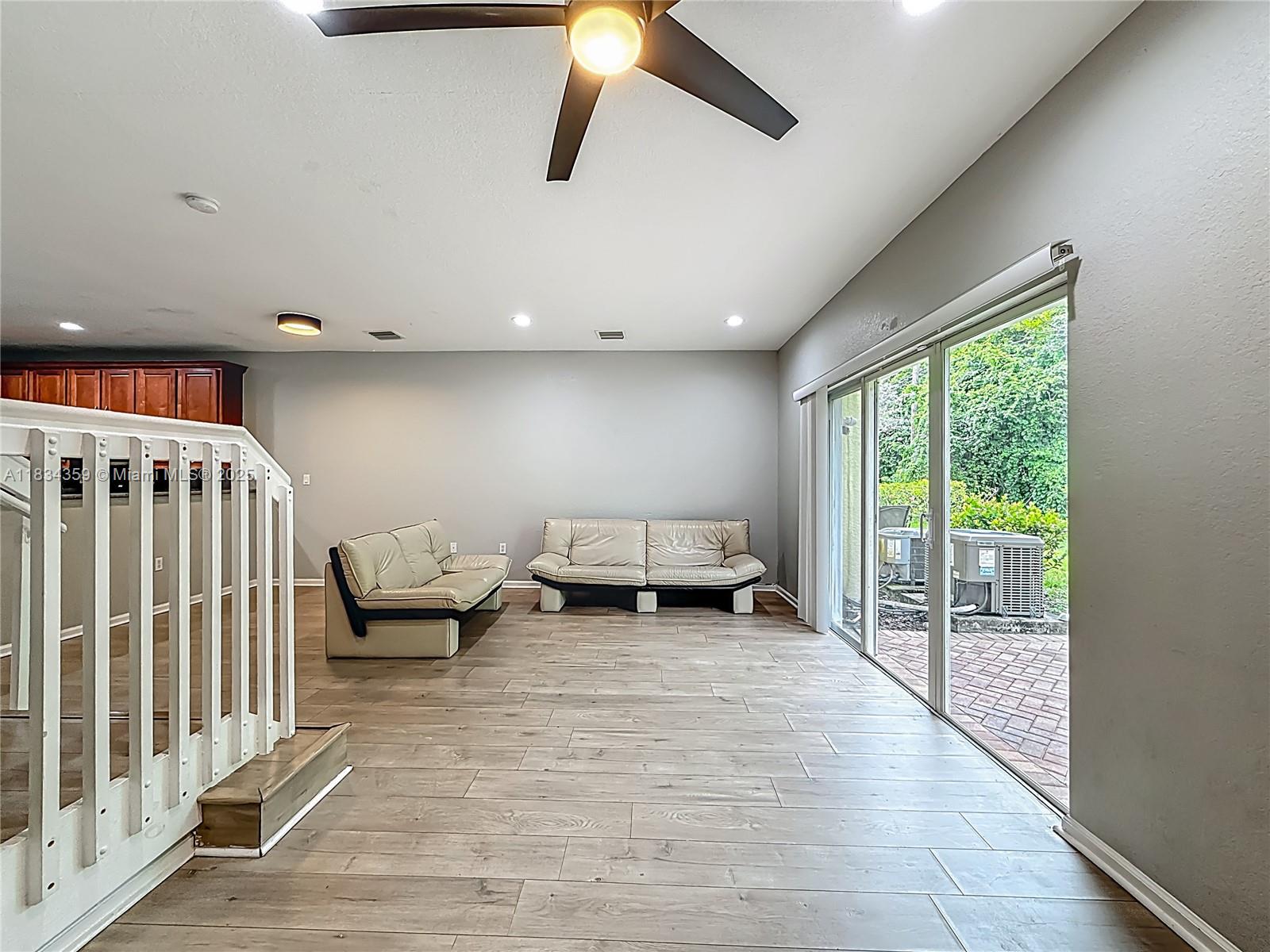 OAKLAND LAKES - Residential Lease