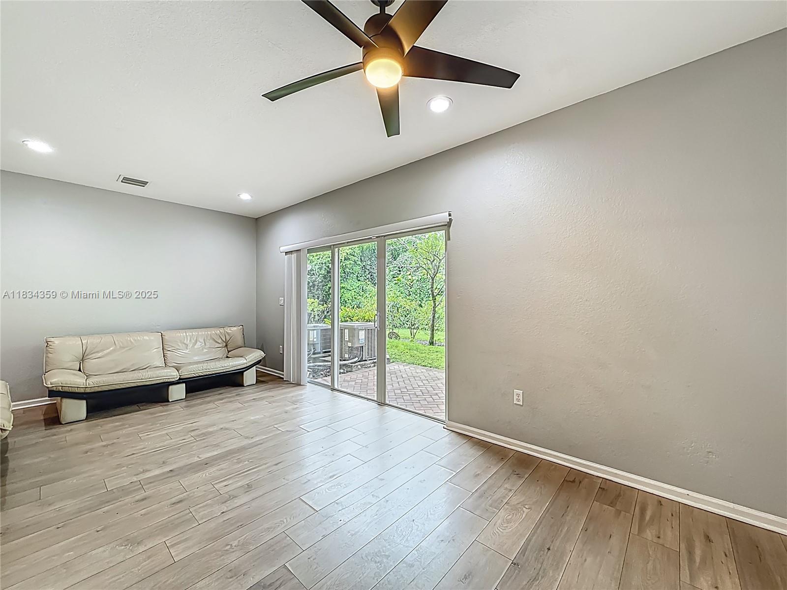 OAKLAND LAKES - Residential Lease