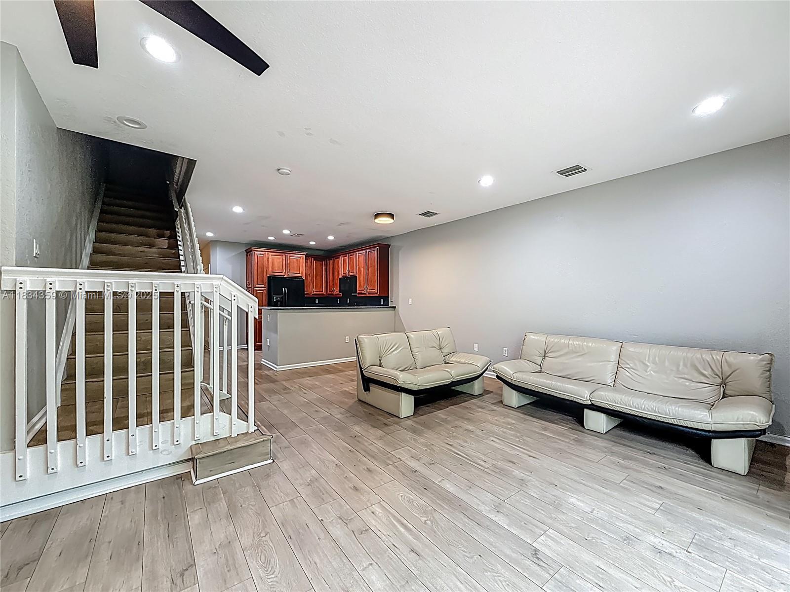 OAKLAND LAKES - Residential Lease