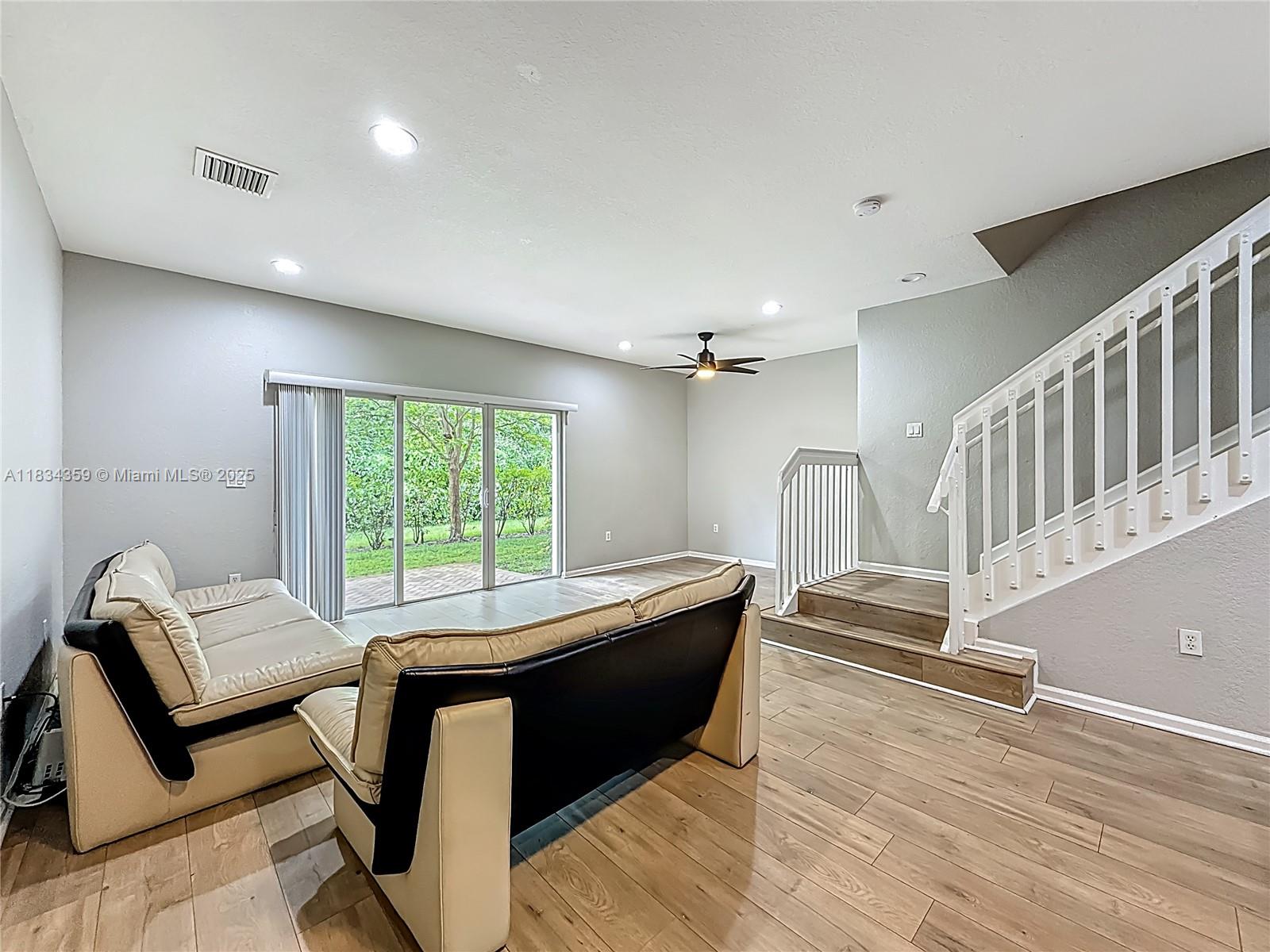 OAKLAND LAKES - Residential Lease