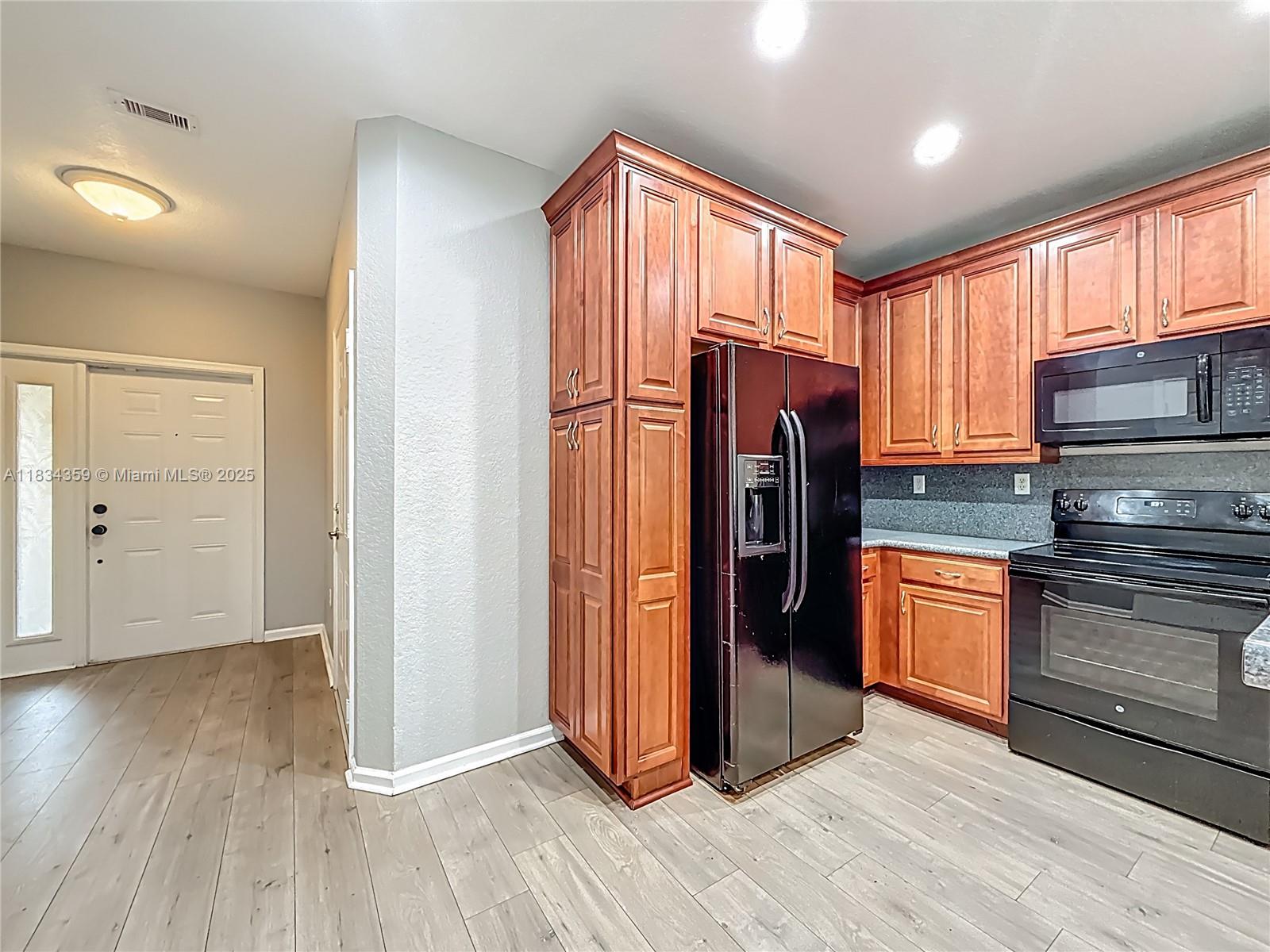 OAKLAND LAKES - Residential Lease