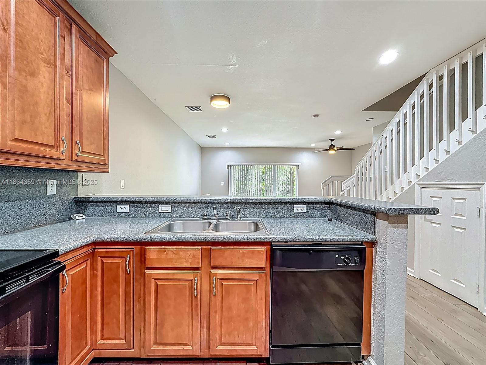 OAKLAND LAKES - Residential Lease