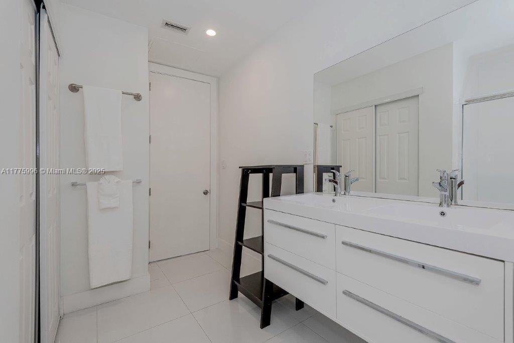 2301 Collins Ave 1624