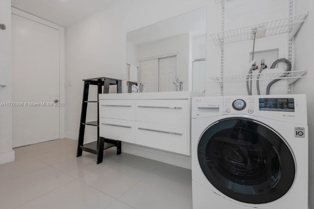 RONEY PALACE CONDO - Residential Lease