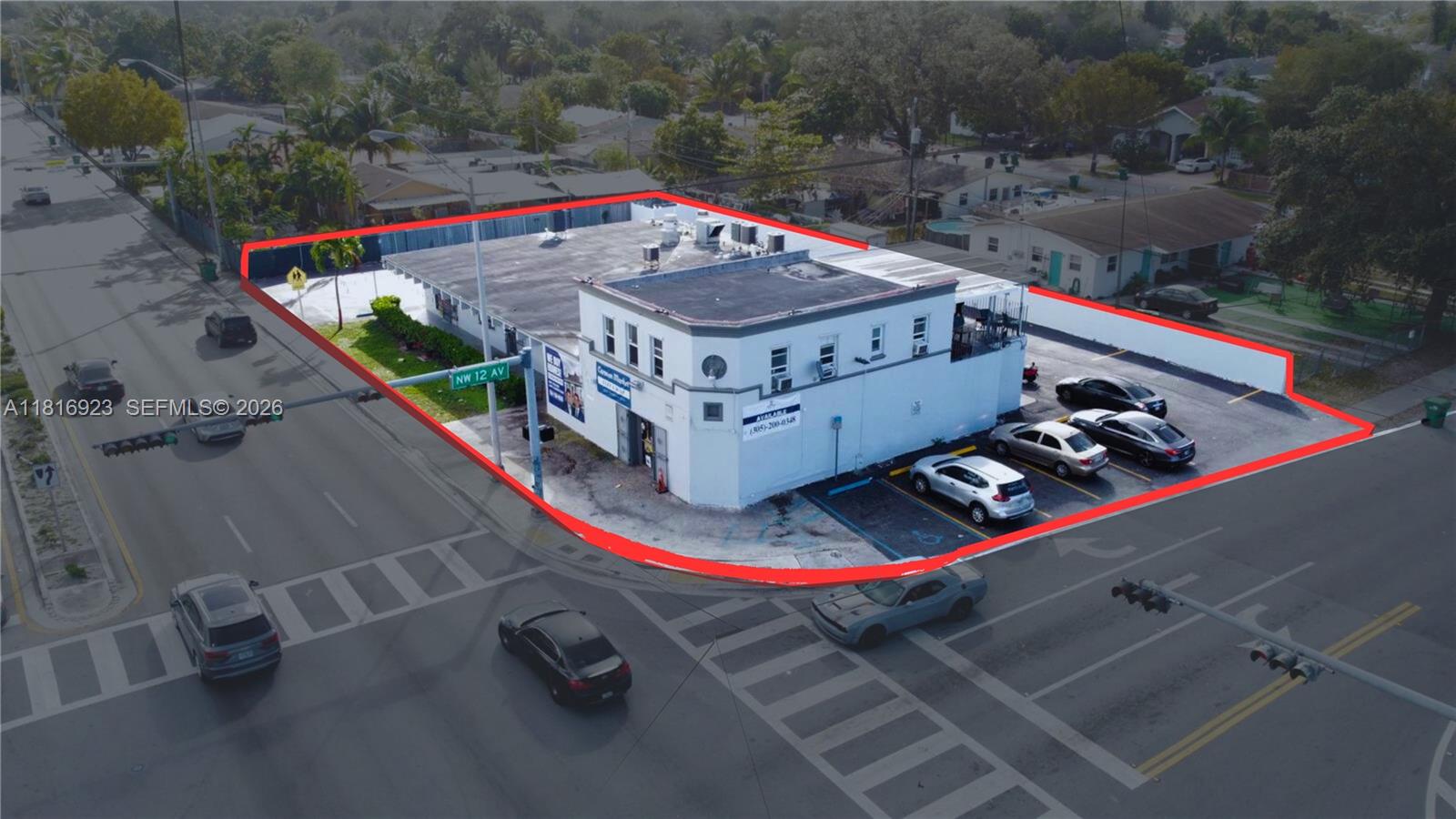 Main image without alt text