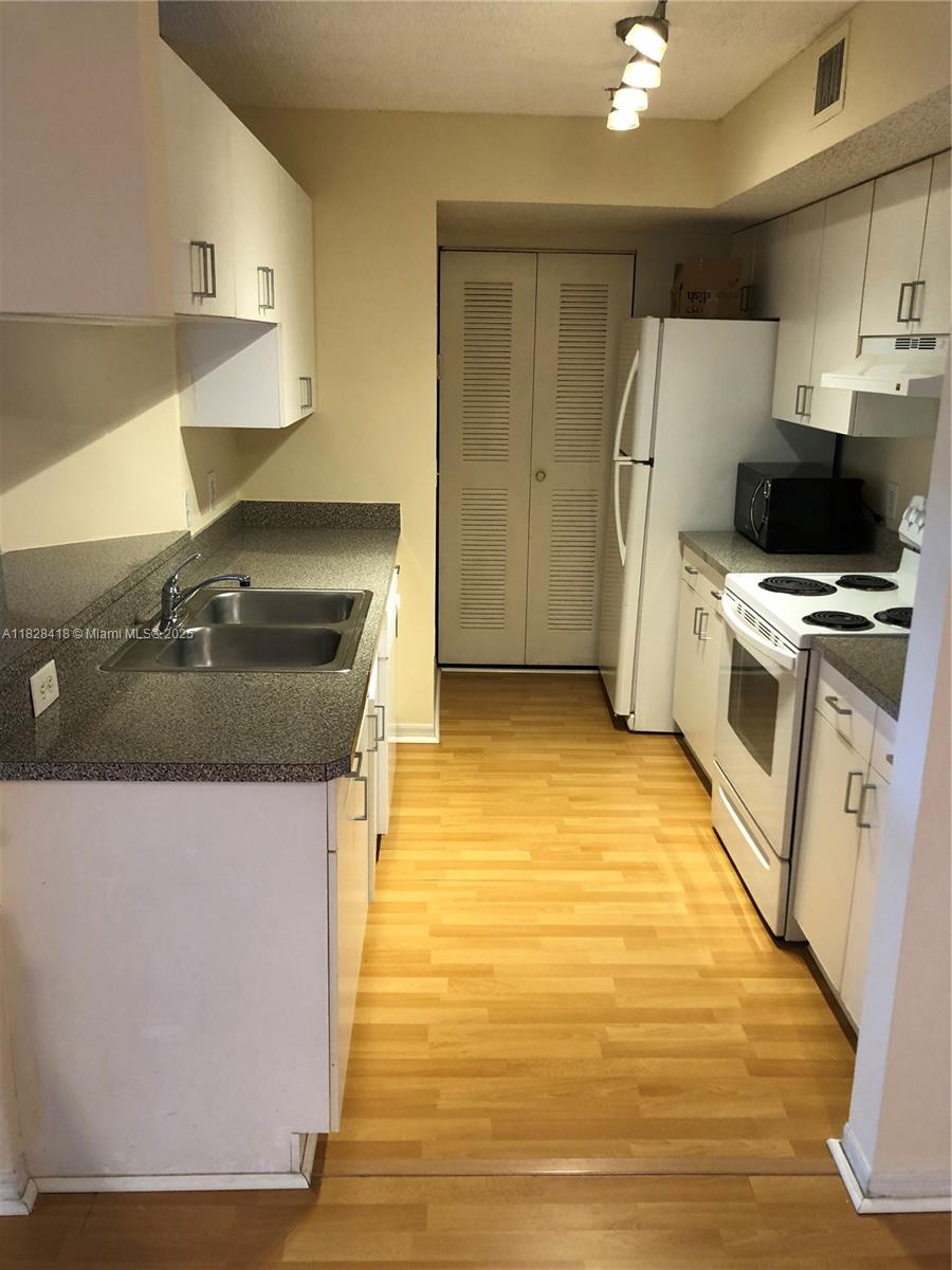470 S Park Rd 7-308