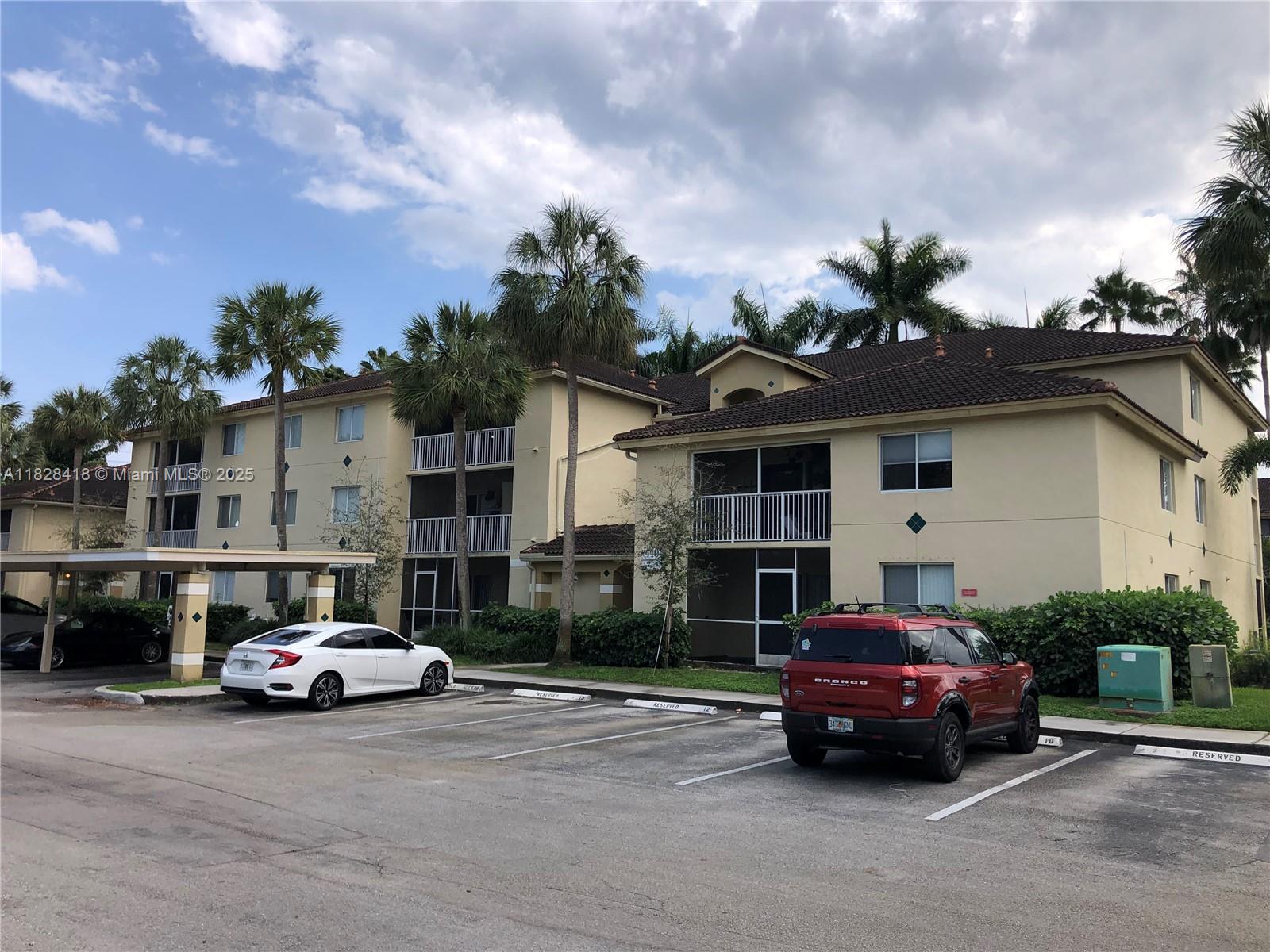 SPACIOUS 2 BEDROOM 2 BATH CONDO IN GATED COMMUNITY. TOP FLOOR. FULL SIZE WASHER AND DRYER. SCREENED IN PATIO. LAMINATE FLOORING. PROPERTY OFFERS MANY AMENITIES. MINUTES TO SHOPPING, DINNING AND MAJOR ROADS.